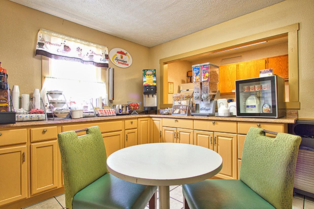 Motel Super 8 By Wyndham Christiansburg Exteriér fotografie